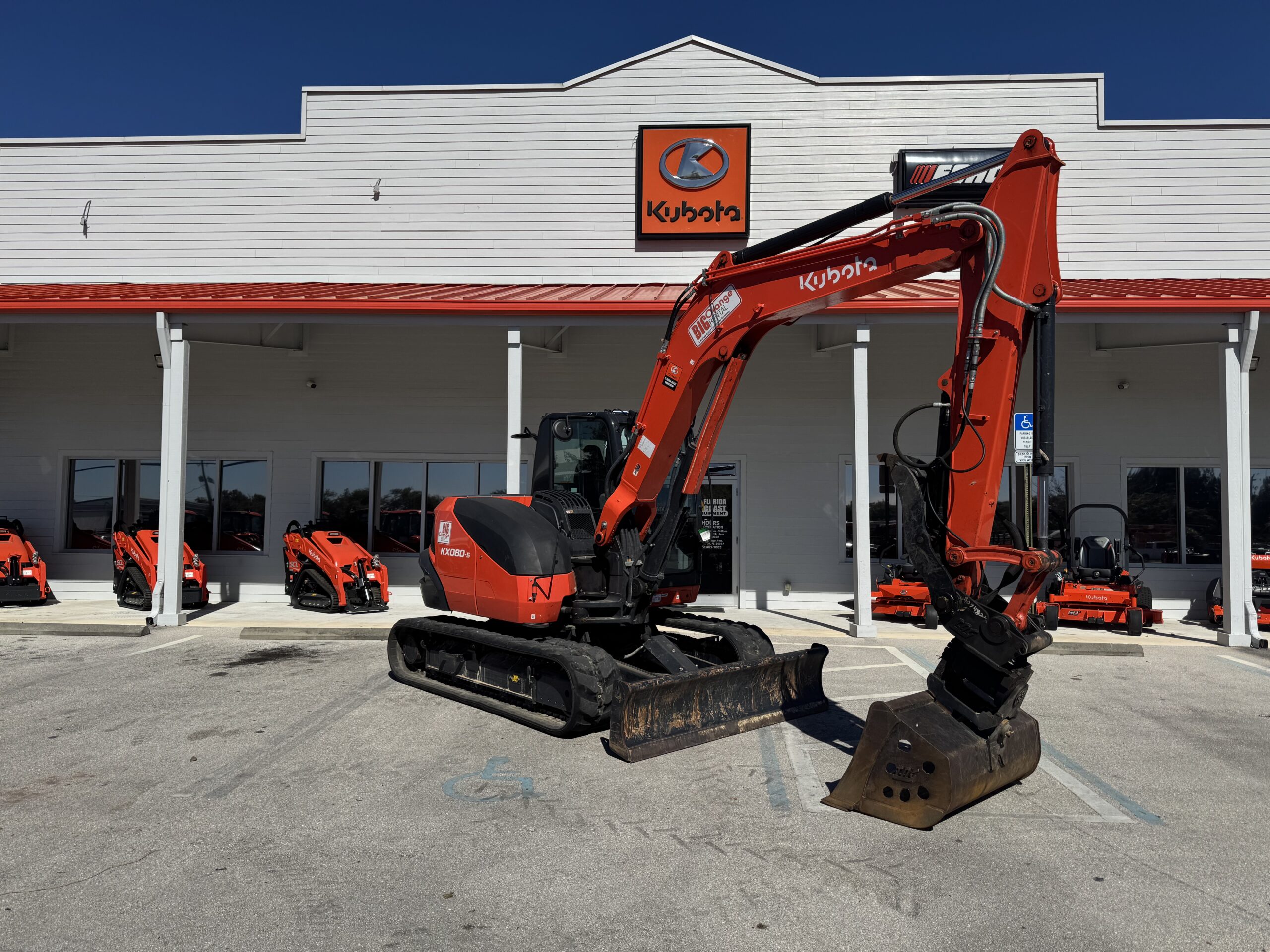Excavator 8.5-10Ton With Hydraulic Thumb 14-15' Dig Depth